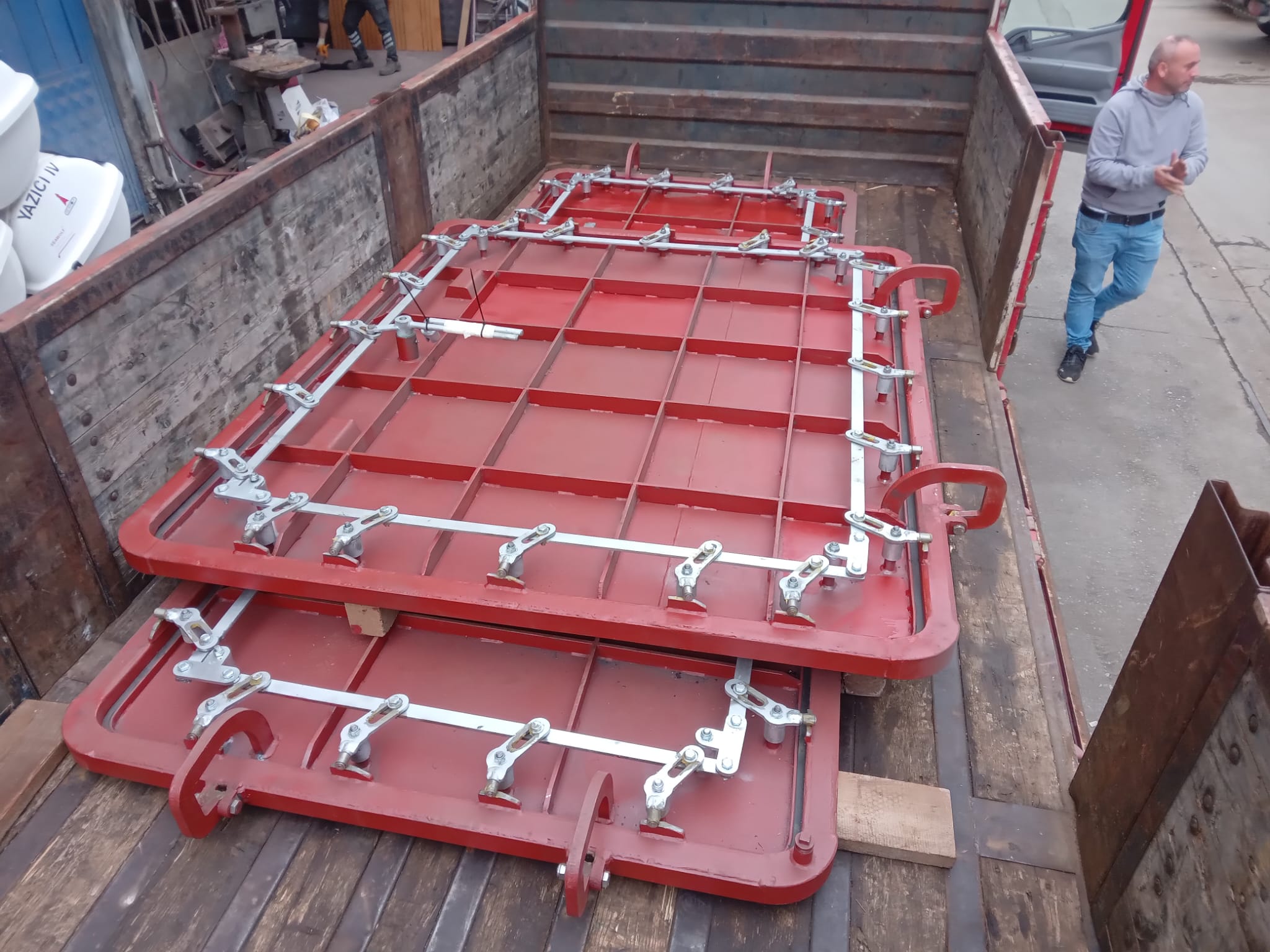 Hatch-cover assembly / Kapak mekanizması